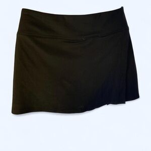 Champion black tennis skirt with built-in shorts and pockets. Size: L